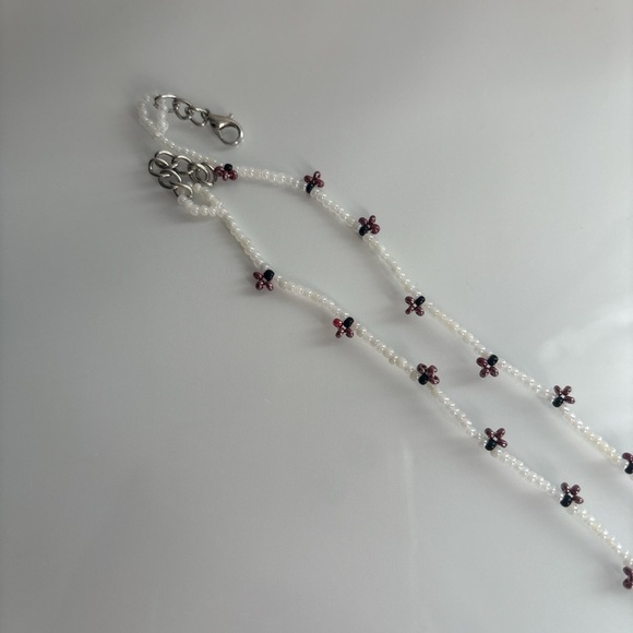 Elegant Pearl and Floral Necklace - Picture 5 of 7